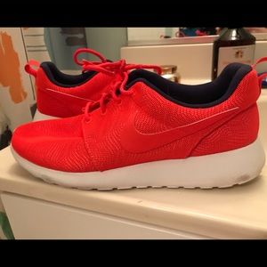 Red Nike Tennis Shoes ROSCHE 9.5